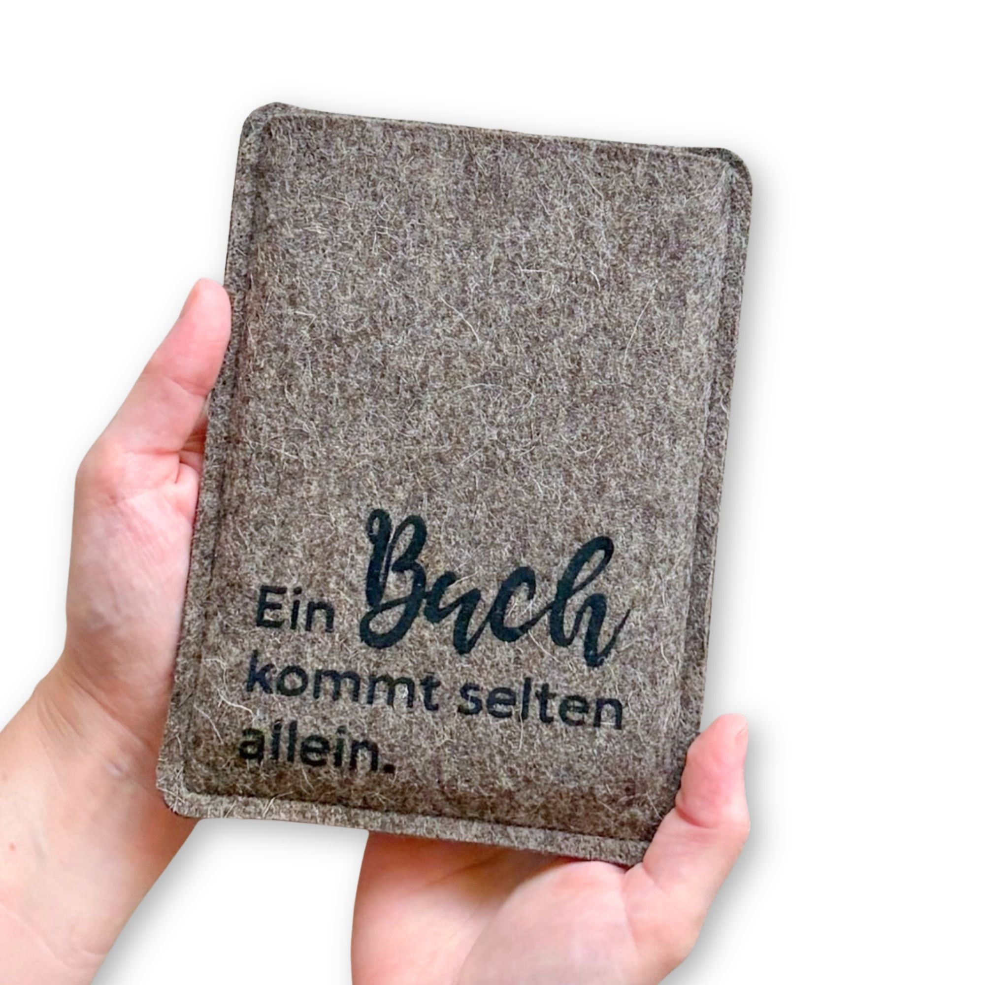 Ereader Hülle aus Filz mit Print "Ein Buch kommt selten allein."