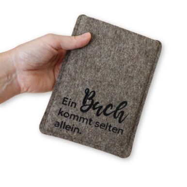 Ereader Hülle aus Filz mit Print "Ein Buch kommt selten allein."