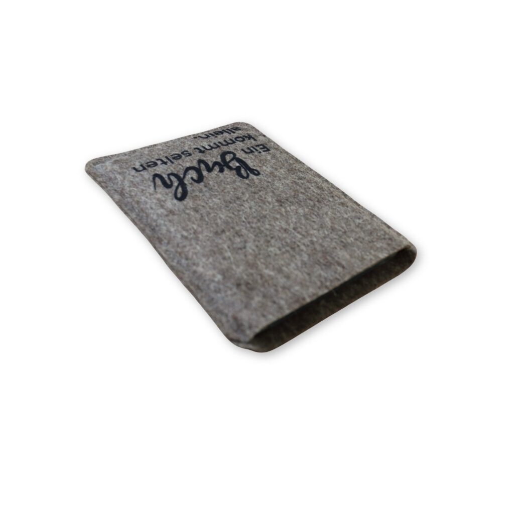 Ereader Hülle aus Filz mit Print "Ein Buch kommt selten allein."