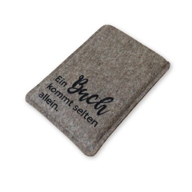 Ereader Hülle aus Filz mit Print "Ein Buch kommt selten allein."