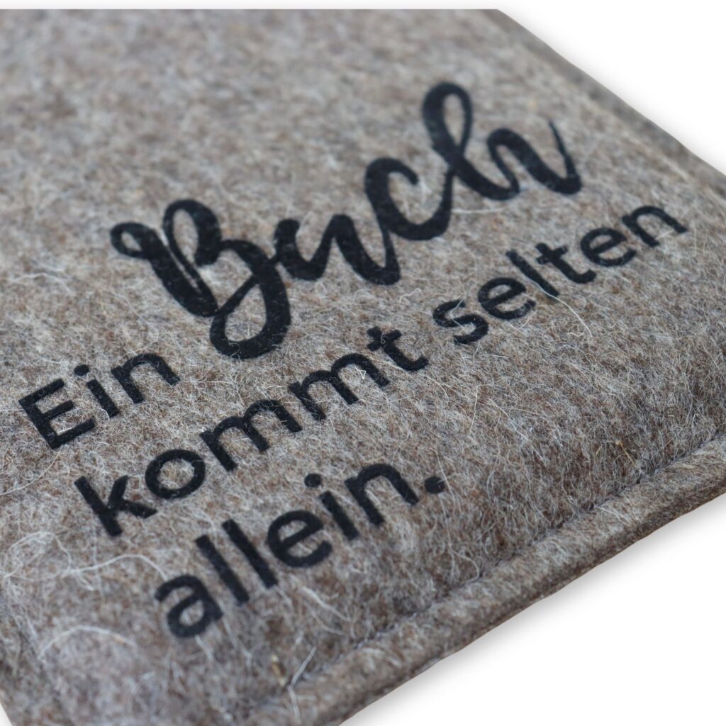 Ereader Hülle aus Filz mit Print "Ein Buch kommt selten allein."