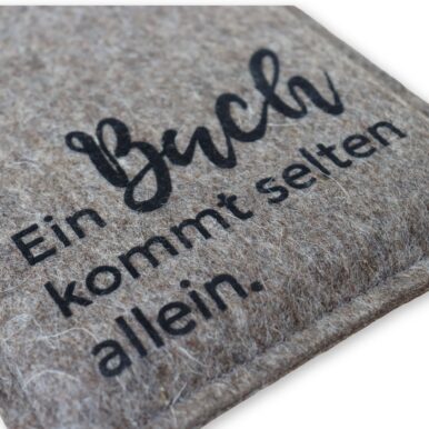 Ereader Hülle aus Filz mit Print "Ein Buch kommt selten allein."