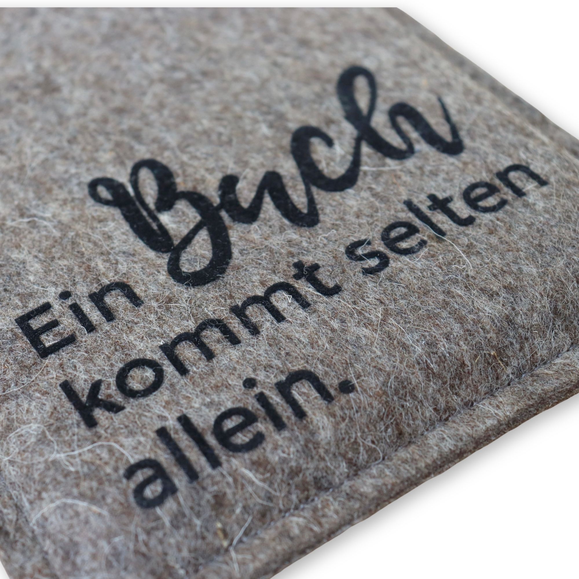 Ereader Hülle aus Filz mit Print "Ein Buch kommt selten allein."
