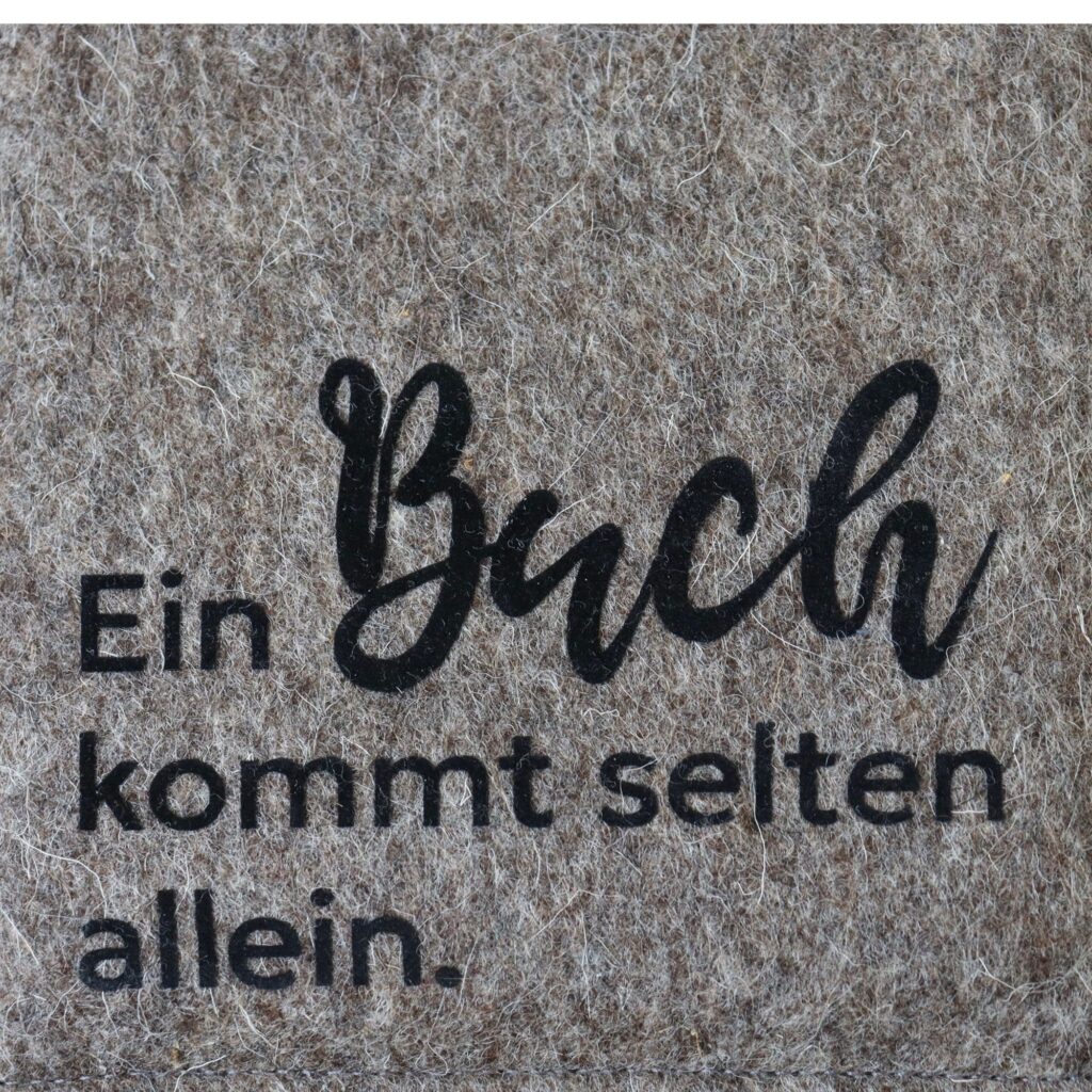 Ereader Hülle aus Filz mit Print "Ein Buch kommt selten allein."