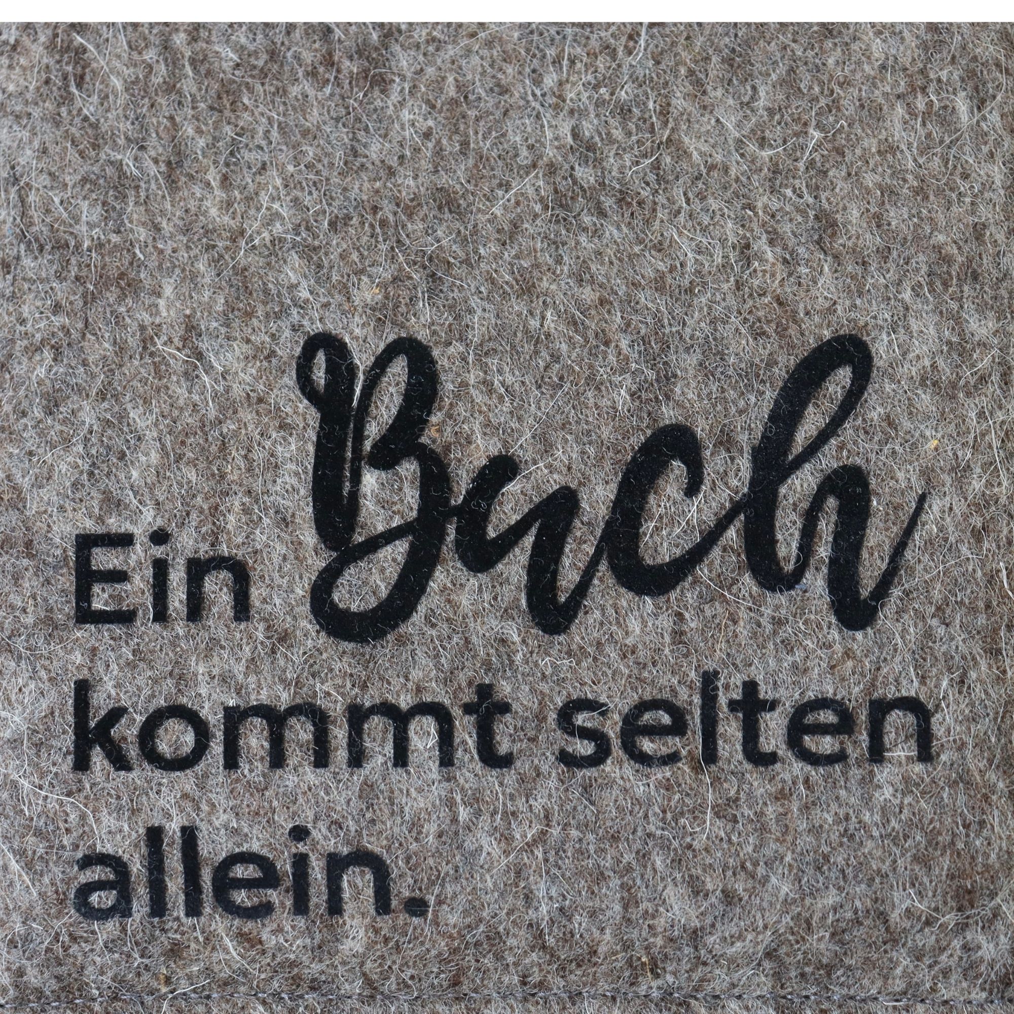 Ereader Hülle aus Filz mit Print "Ein Buch kommt selten allein."