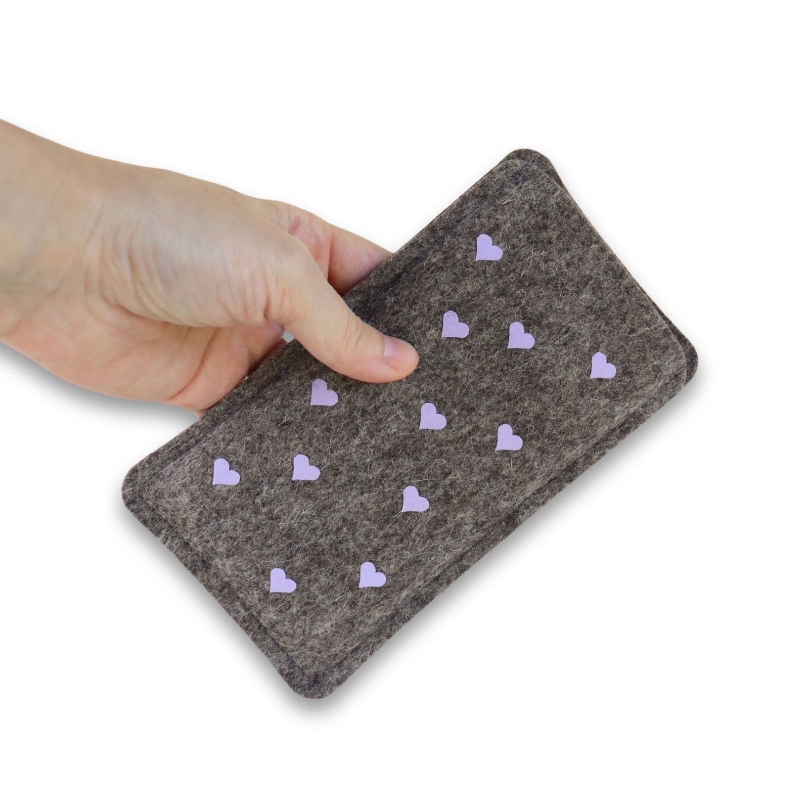 Handytasche aus grauem Filz mit fliederfarbenem Herzen-Allover Print, in einer Hand gehalten