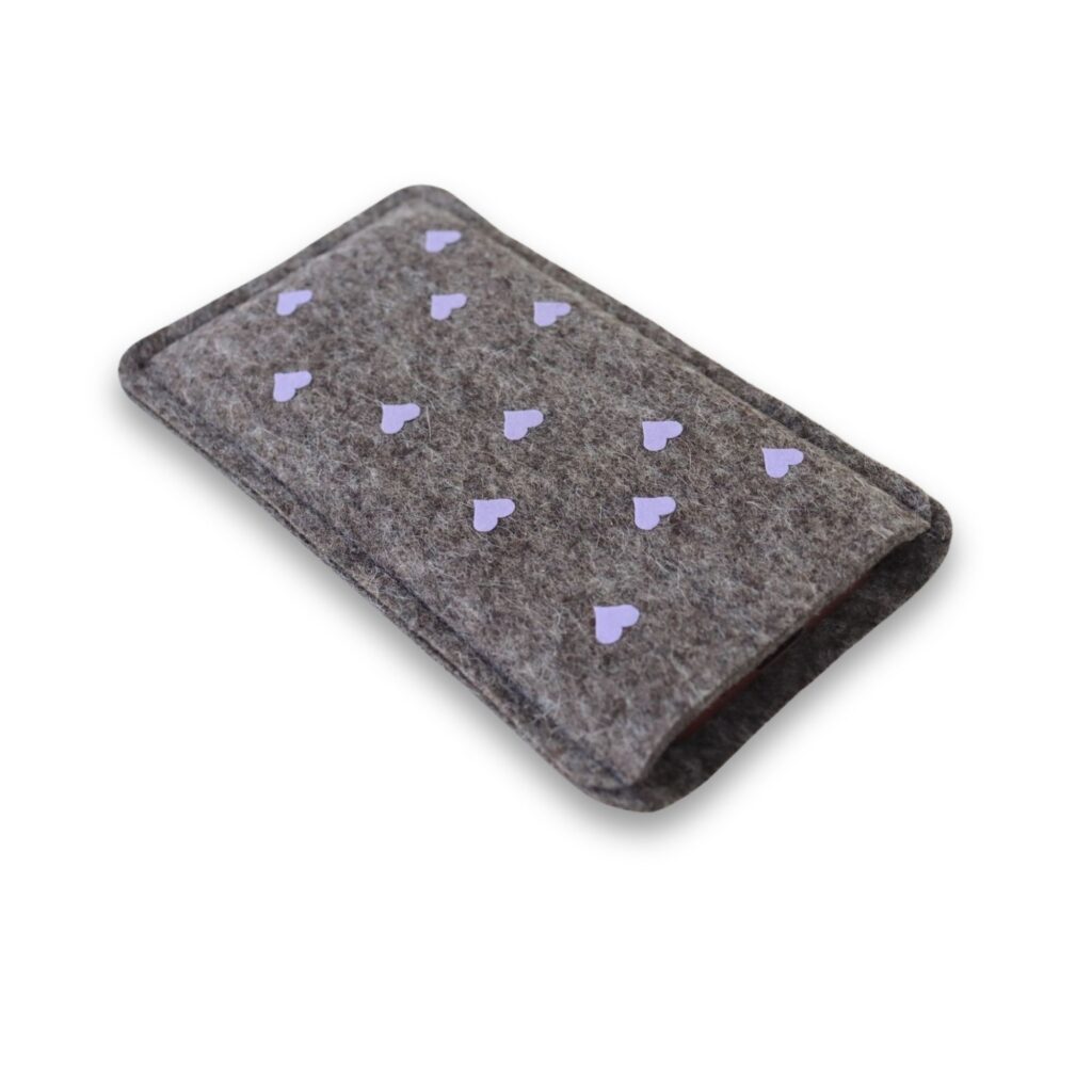Handytasche aus Filz - Herzen Allover Print in Flieder - Maßanfertigung