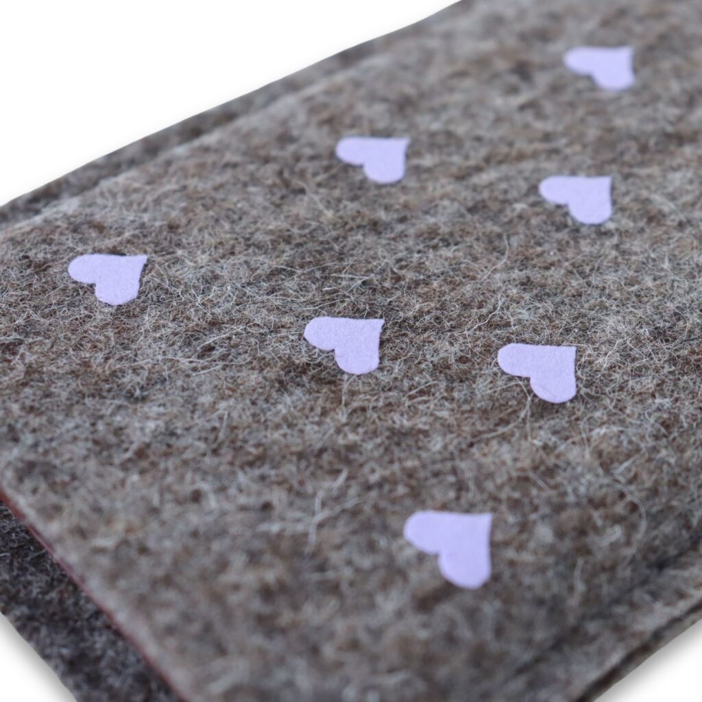 Handytasche aus grauem Filz mit fliederfarbenem Herzen-Allover Print