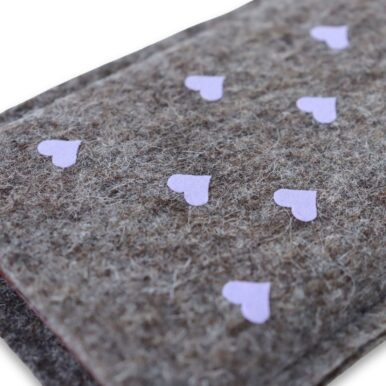 Handytasche aus grauem Filz mit fliederfarbenem Herzen-Allover Print