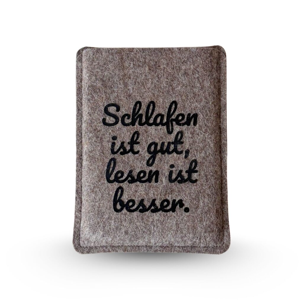 Graue Filzhülle für PocketBook Verse, mit schwarzem Flockprint "Schlafen ist gut, lesen ist besser."