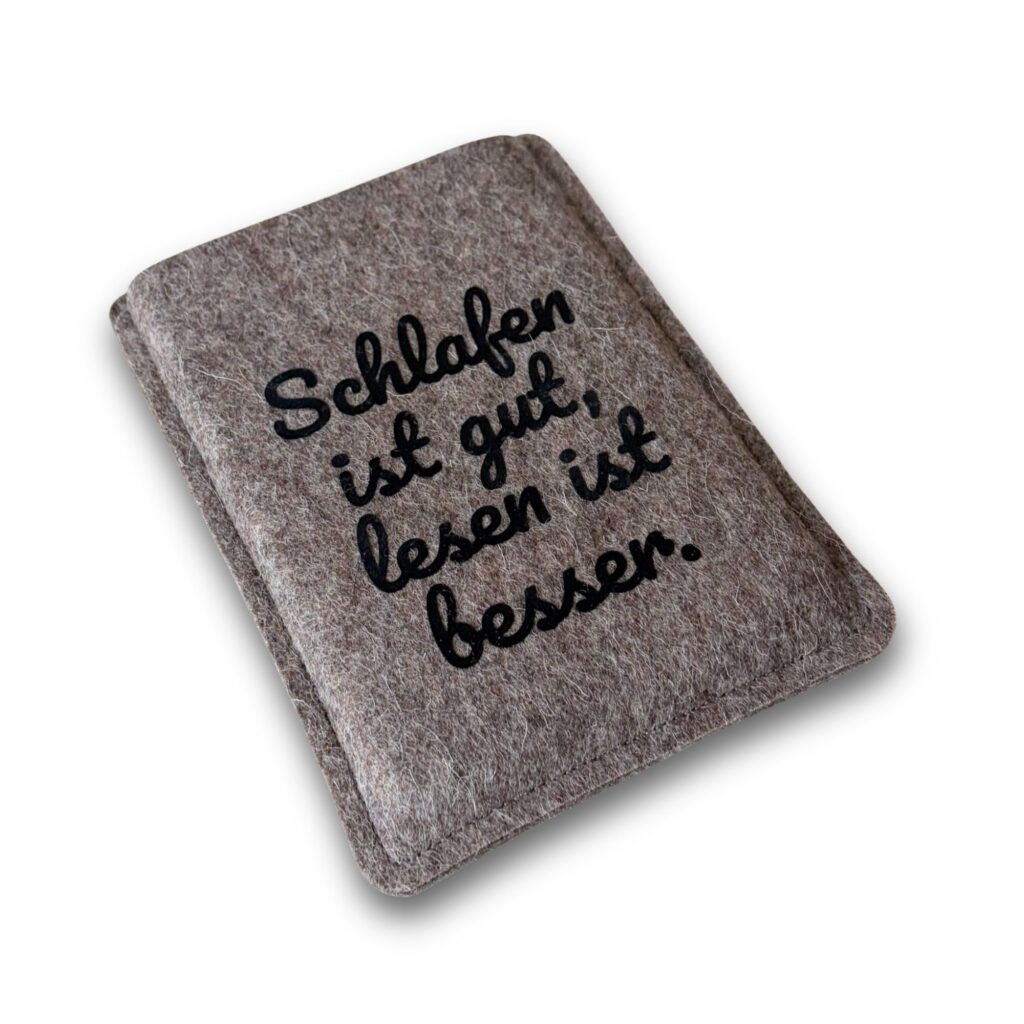 Graue Filzhülle für PocketBook Verse, mit schwarzem Flockprint "Schlafen ist gut, lesen ist besser."