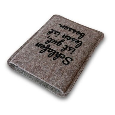 Graue Filzhülle für PocketBook Verse, mit schwarzem Flockprint "Schlafen ist gut, lesen ist besser."