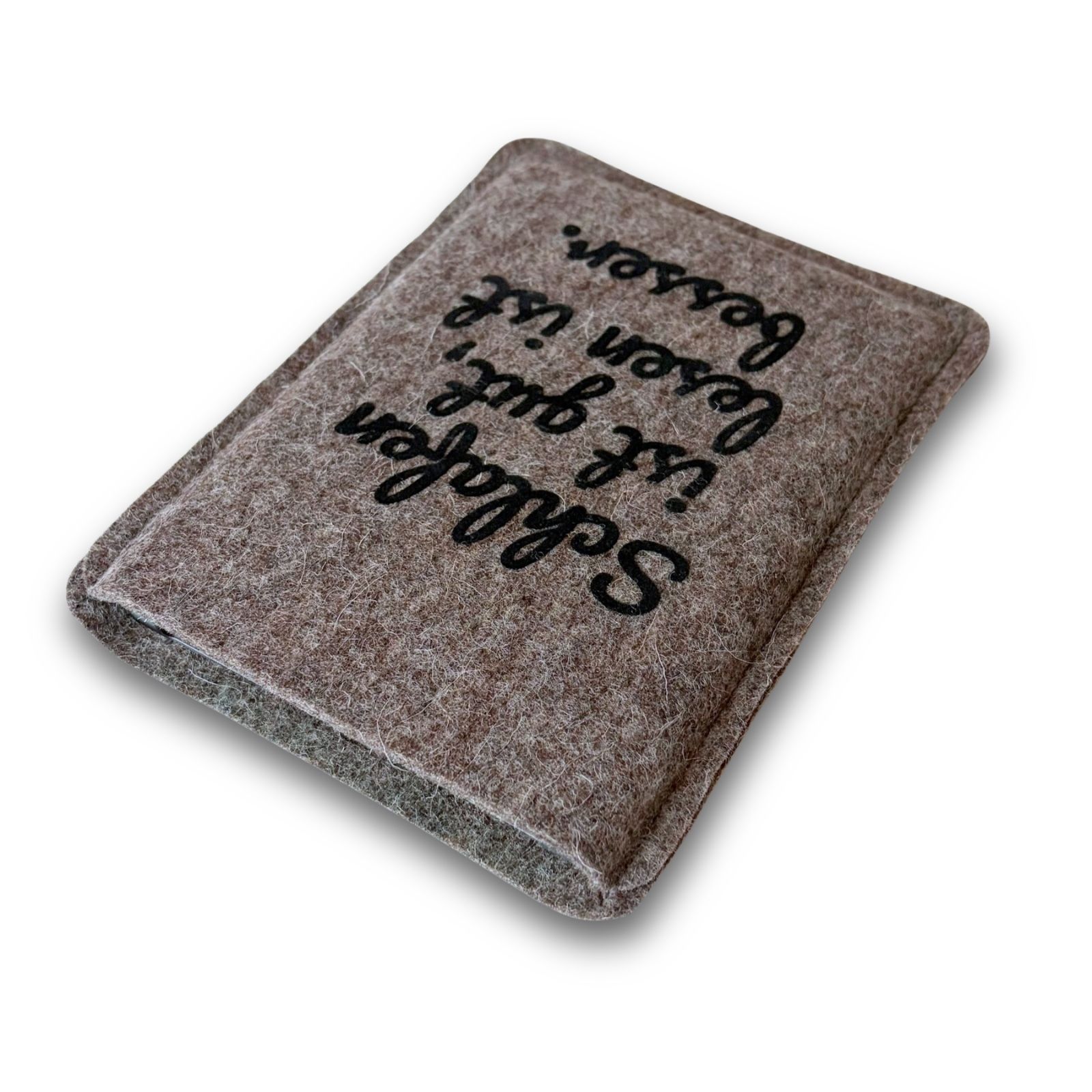 Graue Filzhülle für PocketBook Verse, mit schwarzem Flockprint "Schlafen ist gut, lesen ist besser."