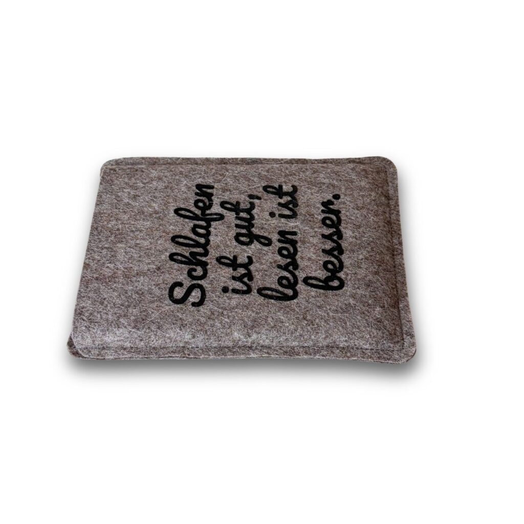 Graue Filzhülle für PocketBook Verse, mit schwarzem Flockprint "Schlafen ist gut, lesen ist besser."