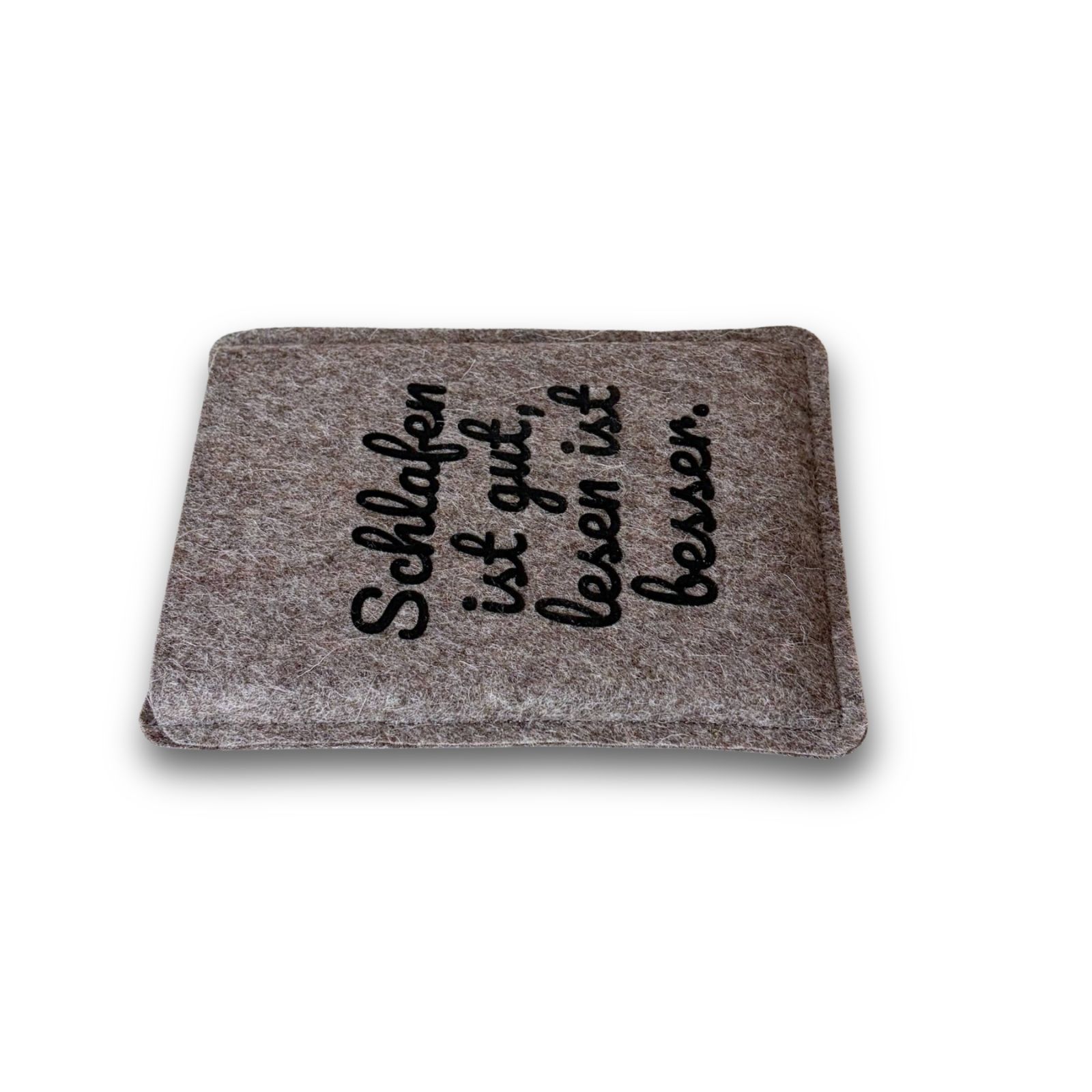Graue Filzhülle für PocketBook Verse, mit schwarzem Flockprint "Schlafen ist gut, lesen ist besser."