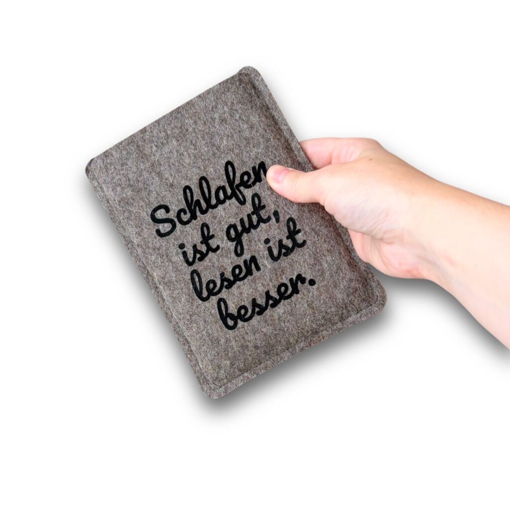 Graue Filzhülle für PocketBook Verse, mit schwarzem Flockprint "Schlafen ist gut, lesen ist besser."