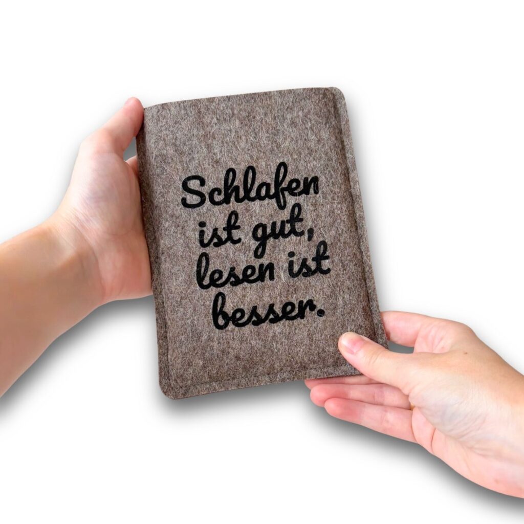Graue Filzhülle für PocketBook Verse, mit schwarzem Flockprint "Schlafen ist gut, lesen ist besser."