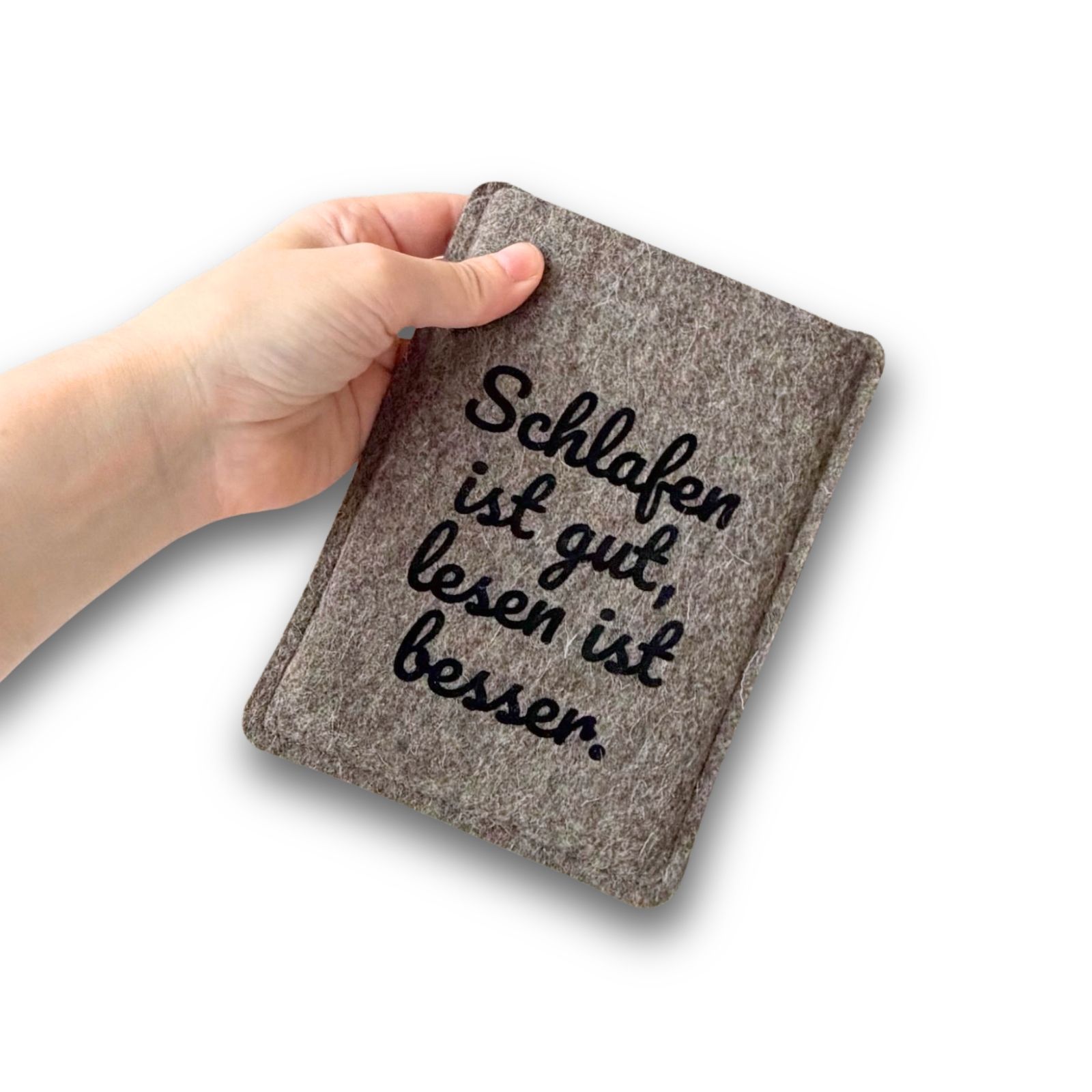 Graue Filzhülle für PocketBook Verse, mit schwarzem Flockprint "Schlafen ist gut, lesen ist besser."