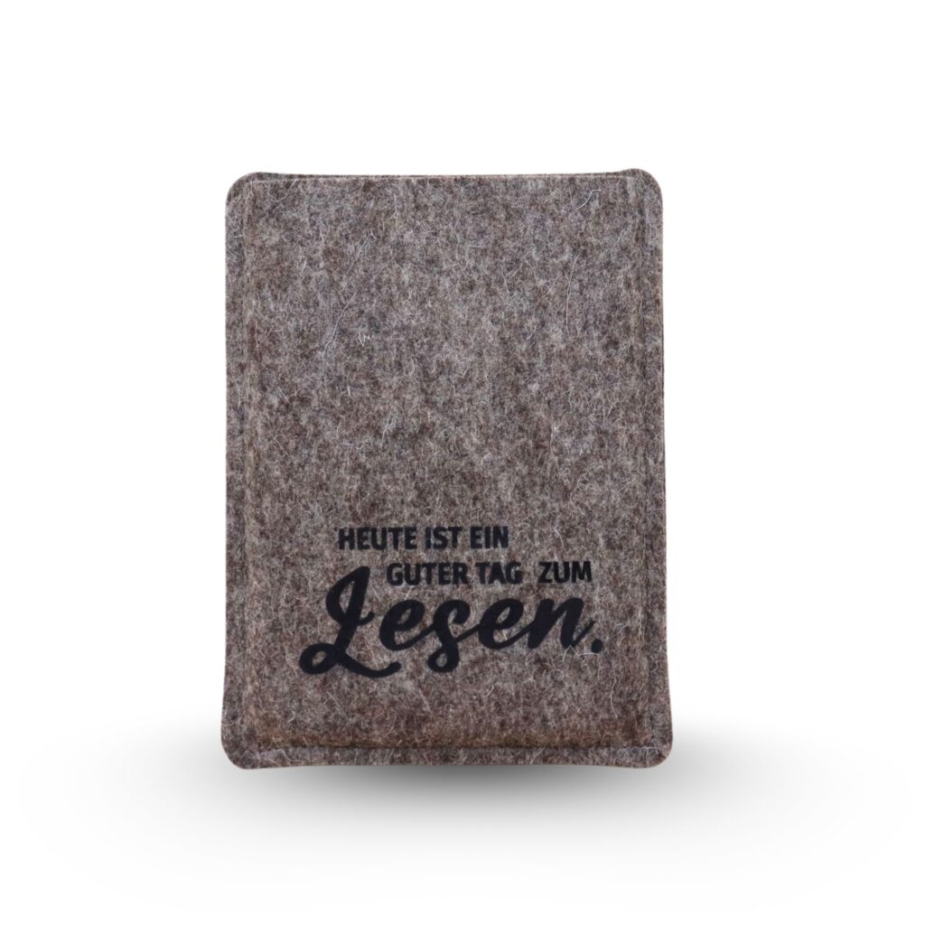Hülle für eBook Reader aus grauem Wollfilz mit schwarzem Flockprint "Heute ist ein guter Tag zum Lesen."