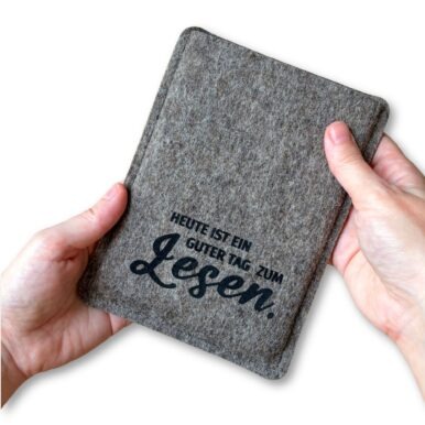 Hülle für eBook Reader aus grauem Wollfilz mit schwarzem Flockprint "Heute ist ein guter Tag zum Lesen."