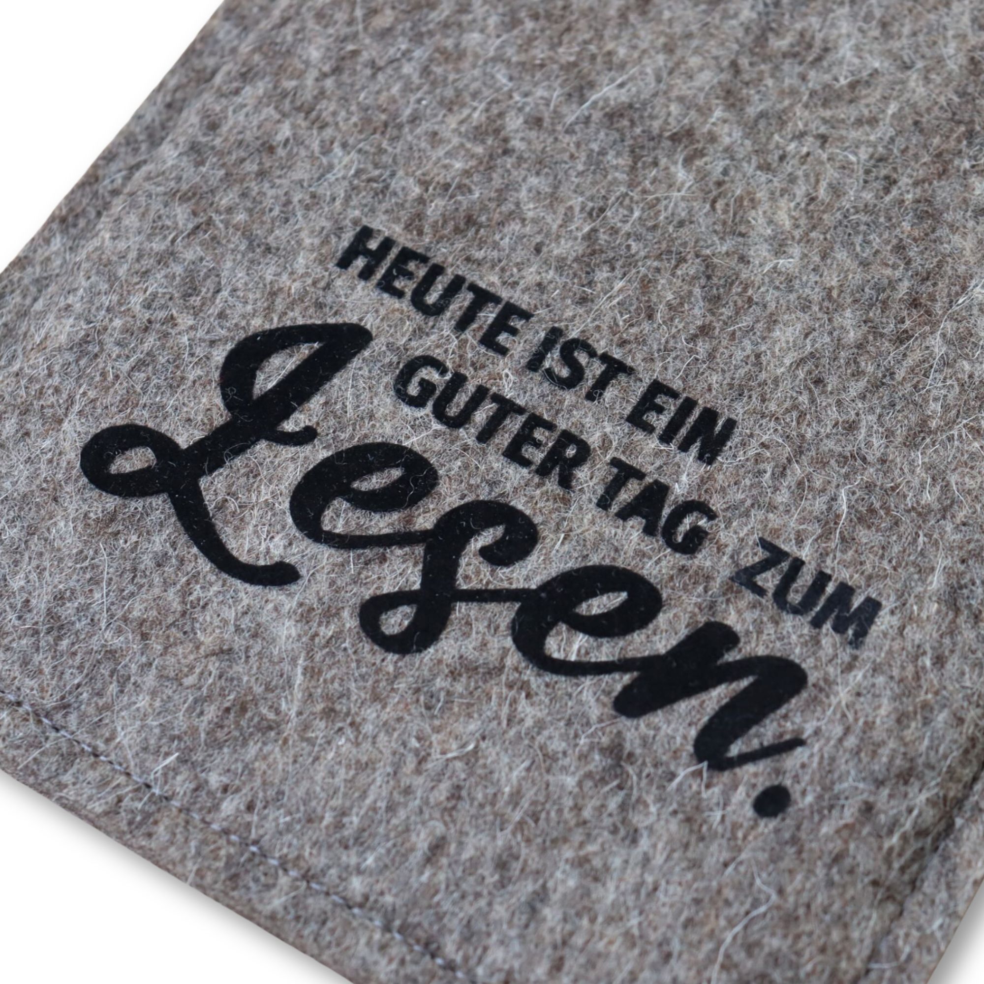 Hülle für eBook Reader aus grauem Wollfilz mit schwarzem Flockprint "Heute ist ein guter Tag zum Lesen."