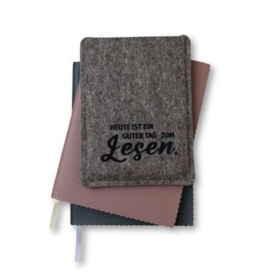 Hülle für eBook Reader aus grauem Wollfilz mit schwarzem Flockprint "Heute ist ein guter Tag zum Lesen."