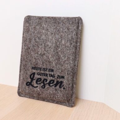 Hülle für eBook Reader aus grauem Wollfilz mit schwarzem Flockprint "Heute ist ein guter Tag zum Lesen."