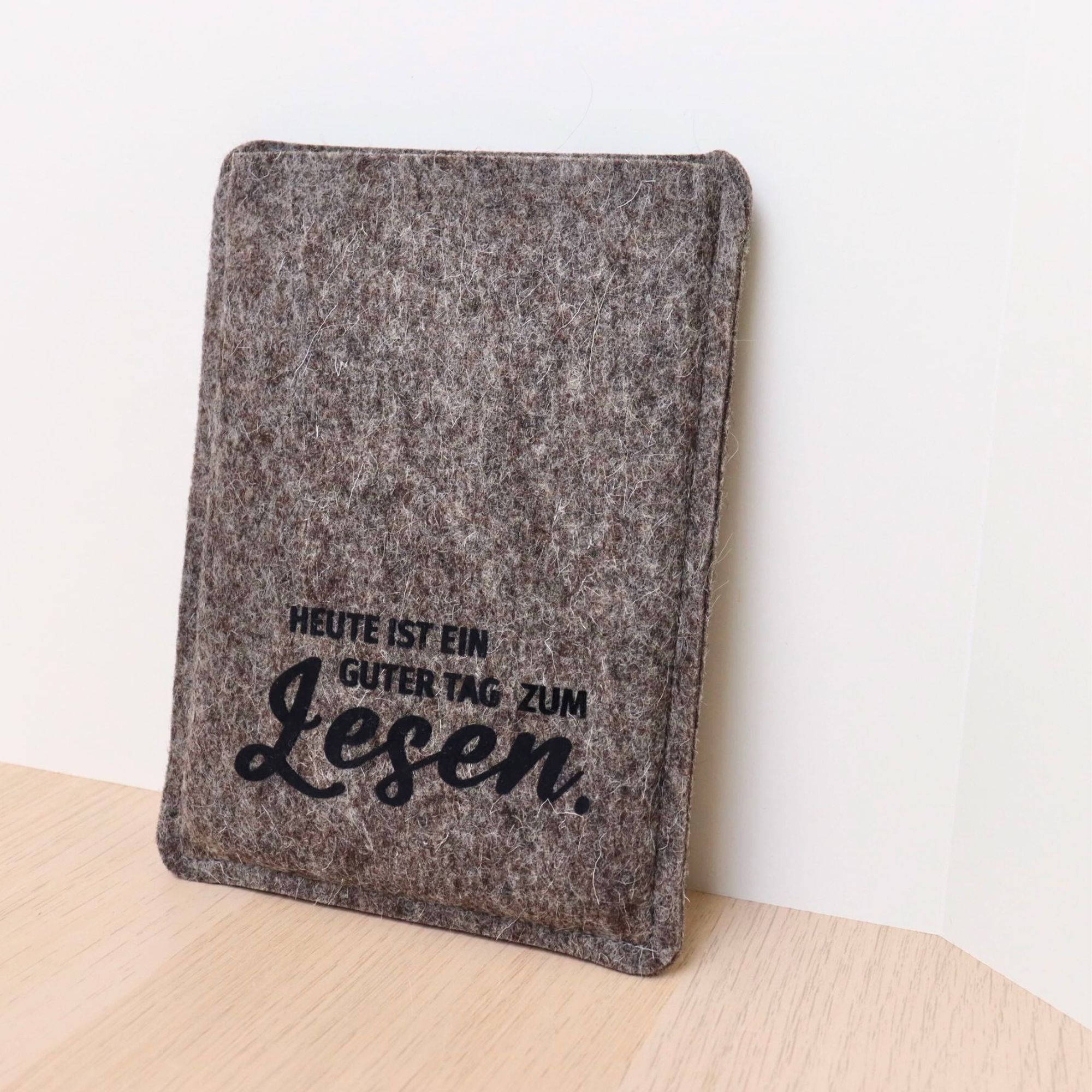 Hülle für eBook Reader aus grauem Wollfilz mit schwarzem Flockprint "Heute ist ein guter Tag zum Lesen."