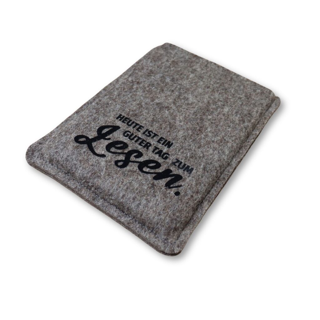Hülle für eBook Reader aus grauem Wollfilz mit schwarzem Flockprint "Heute ist ein guter Tag zum Lesen."