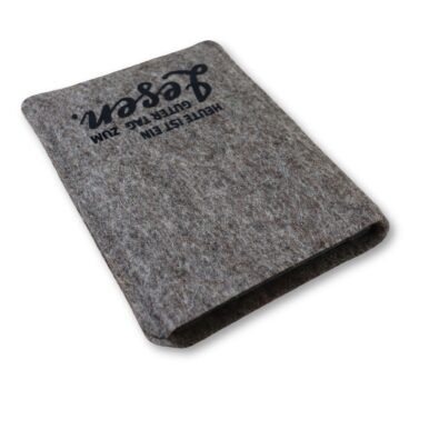 Hülle für eBook Reader aus grauem Wollfilz mit schwarzem Flockprint "Heute ist ein guter Tag zum Lesen."