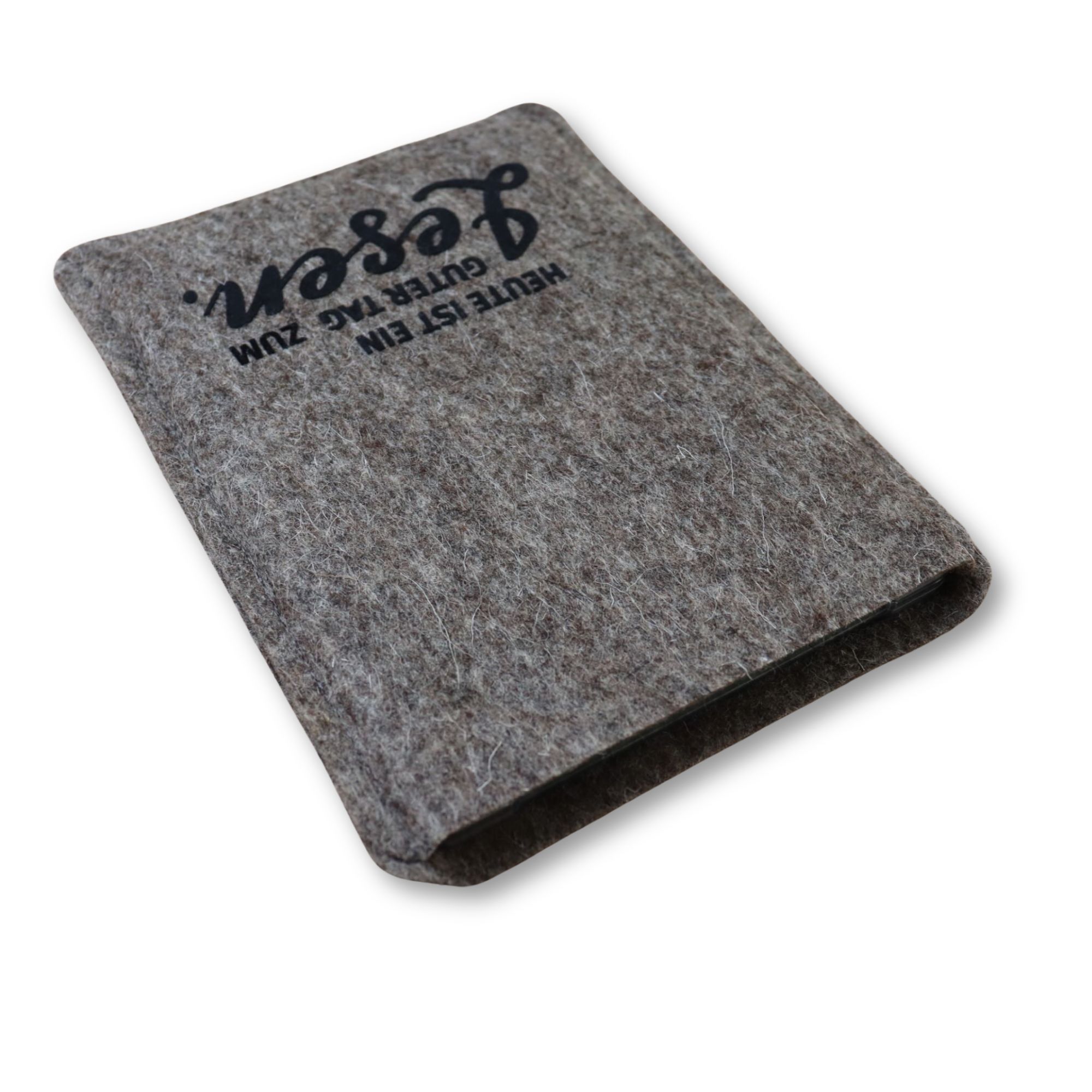 Hülle für eBook Reader aus grauem Wollfilz mit schwarzem Flockprint "Heute ist ein guter Tag zum Lesen."