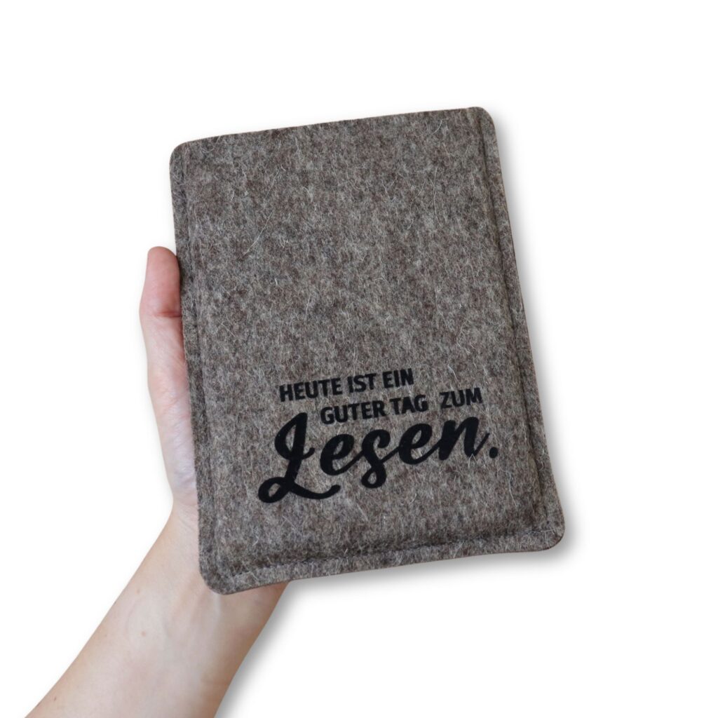 Hülle für eBook Reader aus grauem Wollfilz mit schwarzem Flockprint "Heute ist ein guter Tag zum Lesen."