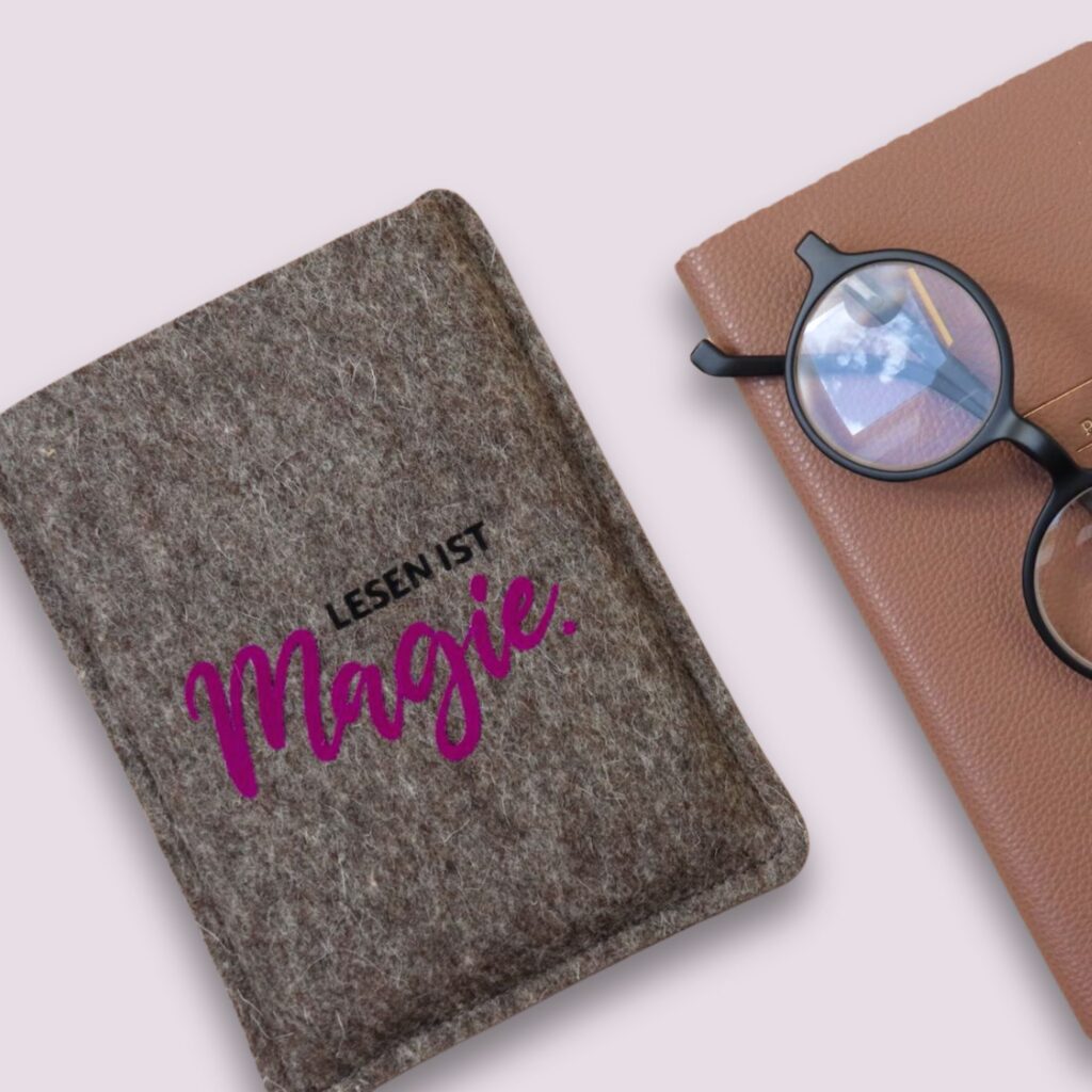 Hülle für Kindle Paperwhite aus Filz “Lesen ist Magie“