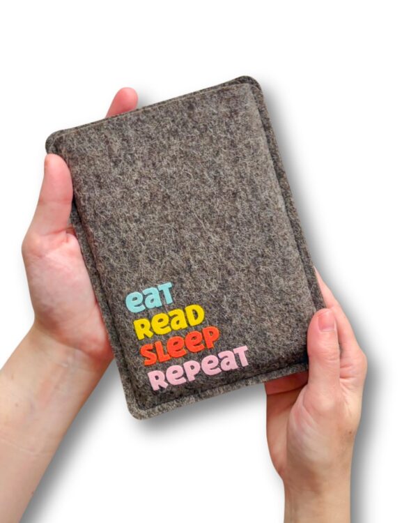 eReader Hülle aus grauem Wollfilz, mit buntem Schriftzug "eat read sleep repeat", einfache Einschubhülle für eBook Reader