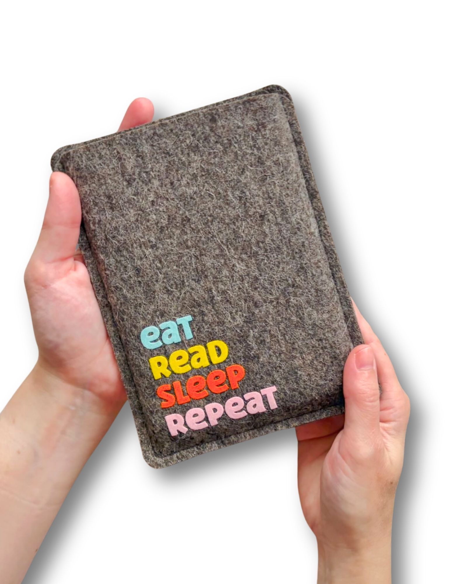 eReader Hülle aus grauem Wollfilz, mit buntem Schriftzug "eat read sleep repeat", einfache Einschubhülle für eBook Reader