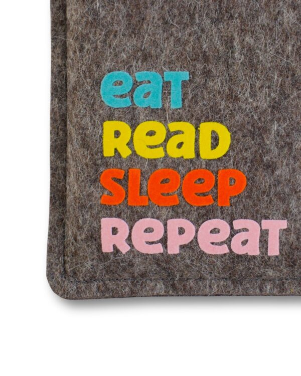 eReader Hülle aus grauem Wollfilz, mit buntem Schriftzug "eat read sleep repeat", einfache Einschubhülle für eBook Reader, Detailansicht