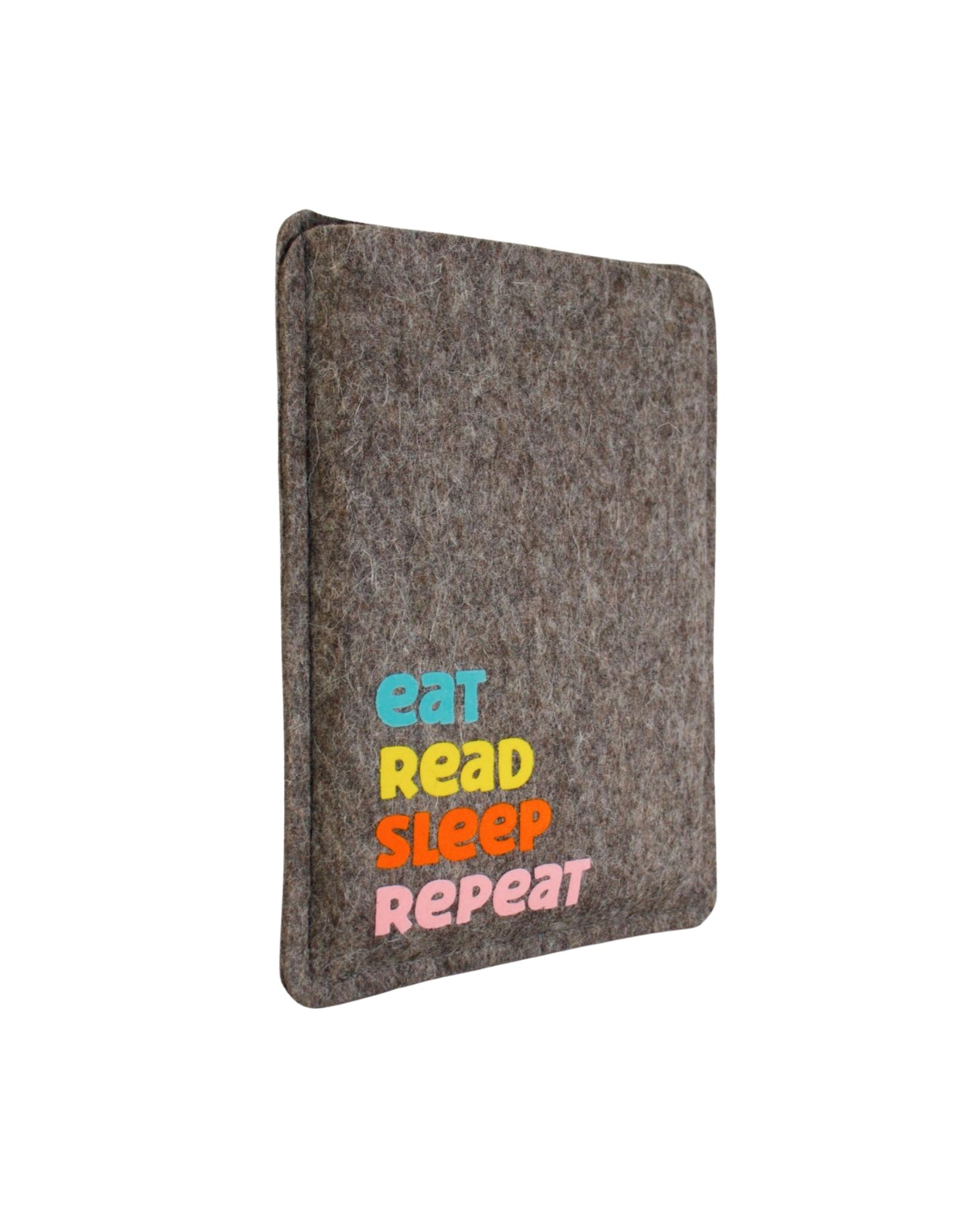 eReader Hülle aus grauem Wollfilz, mit buntem Schriftzug "eat read sleep repeat", einfache Einschubhülle für eBook Reader, seitliche Ansicht