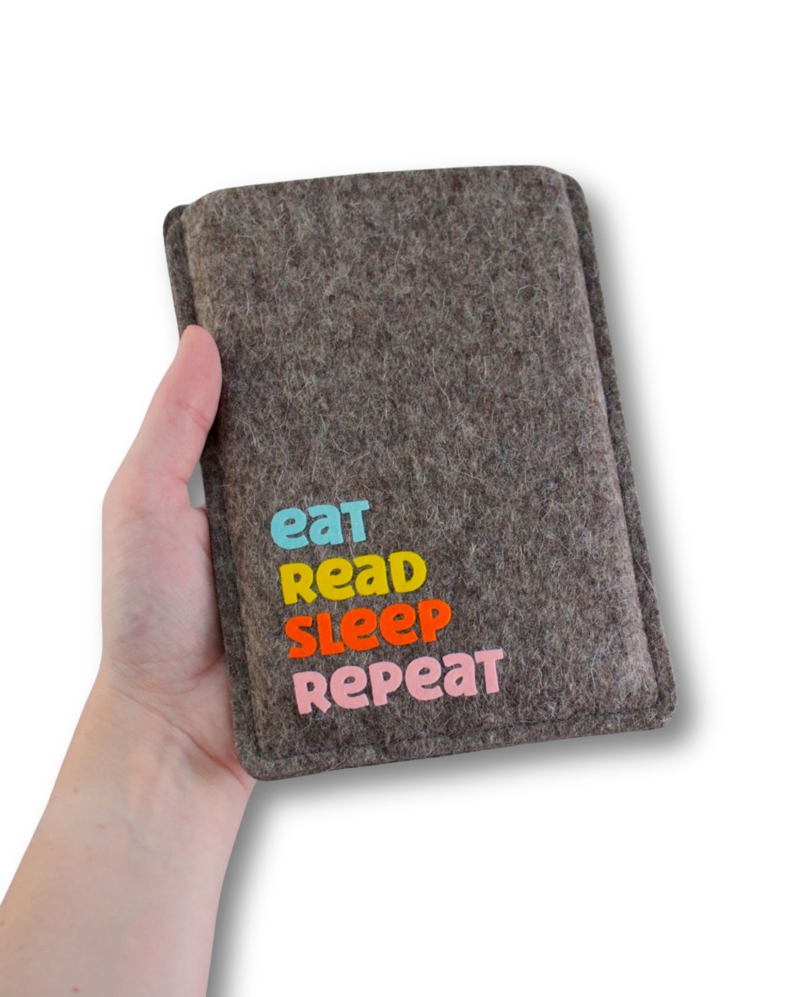 eReader Hülle aus grauem Wollfilz, mit buntem Schriftzug "eat read sleep repeat", einfache Einschubhülle für eBook Reader