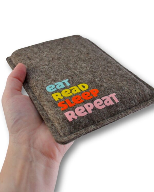 eReader Hülle aus grauem Wollfilz, mit buntem Schriftzug "eat read sleep repeat", einfache Einschubhülle für eBook Reader