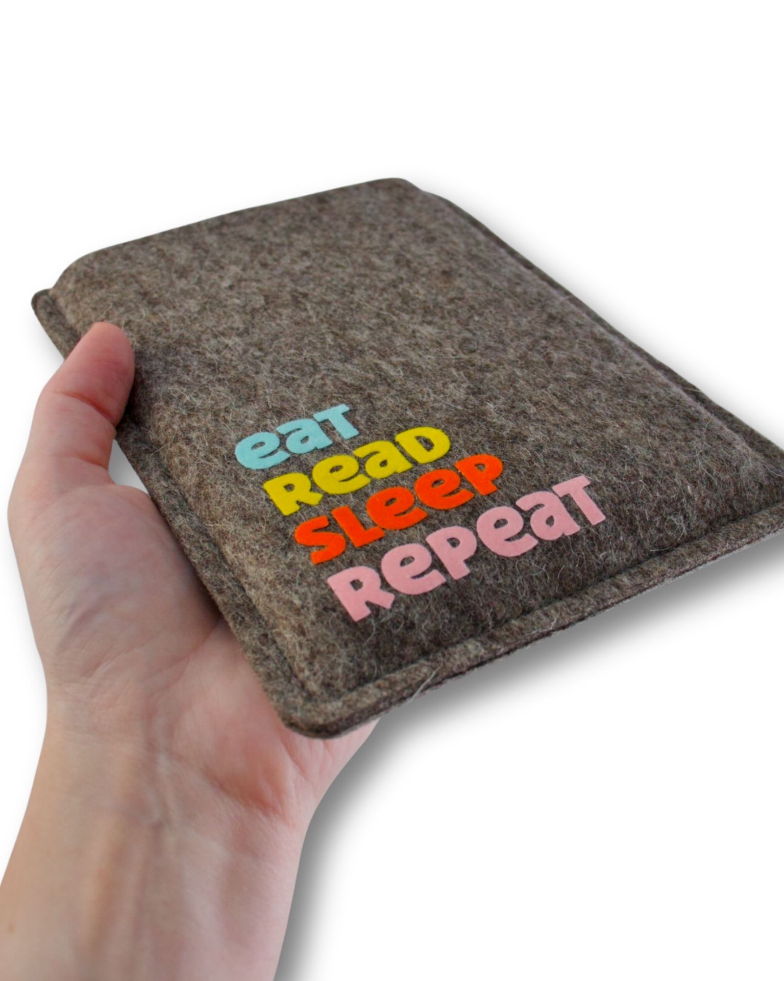 eReader Hülle aus grauem Wollfilz, mit buntem Schriftzug "eat read sleep repeat", einfache Einschubhülle für eBook Reader