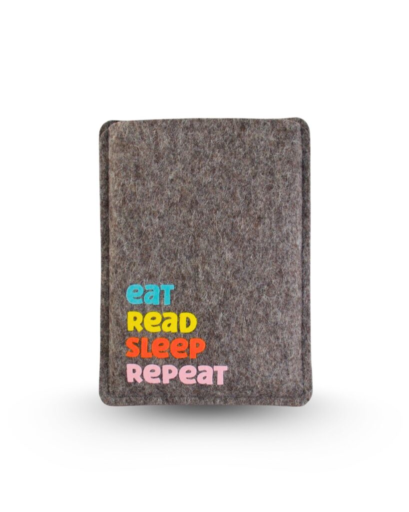 eReader Hülle aus grauem Wollfilz, mit buntem Schriftzug "eat read sleep repeat", einfache Einschubhülle für eBook Reader