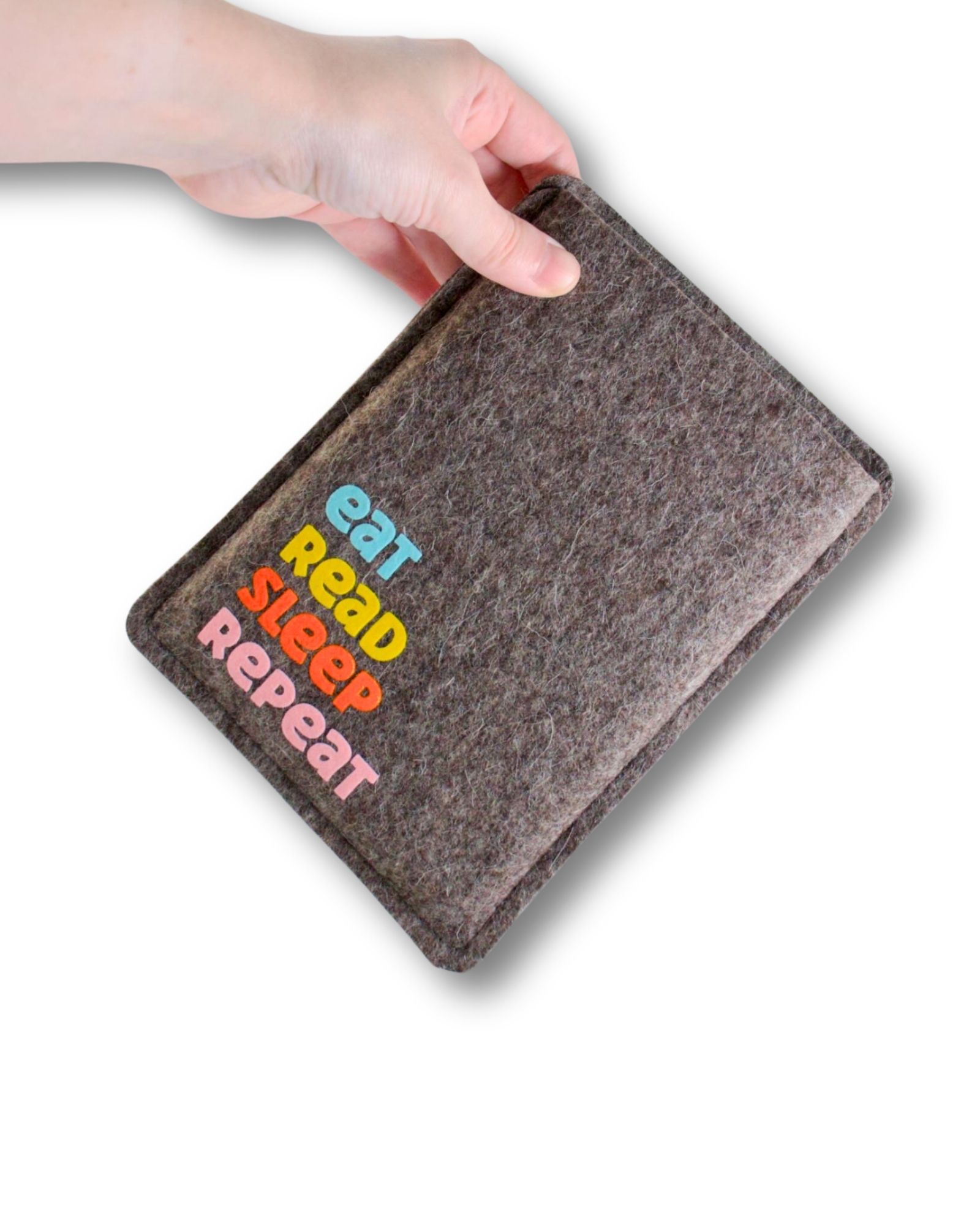 eReader Hülle aus grauem Wollfilz, mit buntem Schriftzug "eat read sleep repeat", einfache Einschubhülle für eBook Reader
